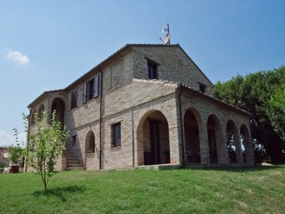 FARMHOUSE WITH DEPENDANCE OPENSPACE AND PORCH Country house with garden for sale in Marche in Le Marche_1